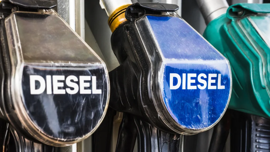 Petrobras anuncia redução de R$ 0,17 no litro do diesel nas distribuidoras
