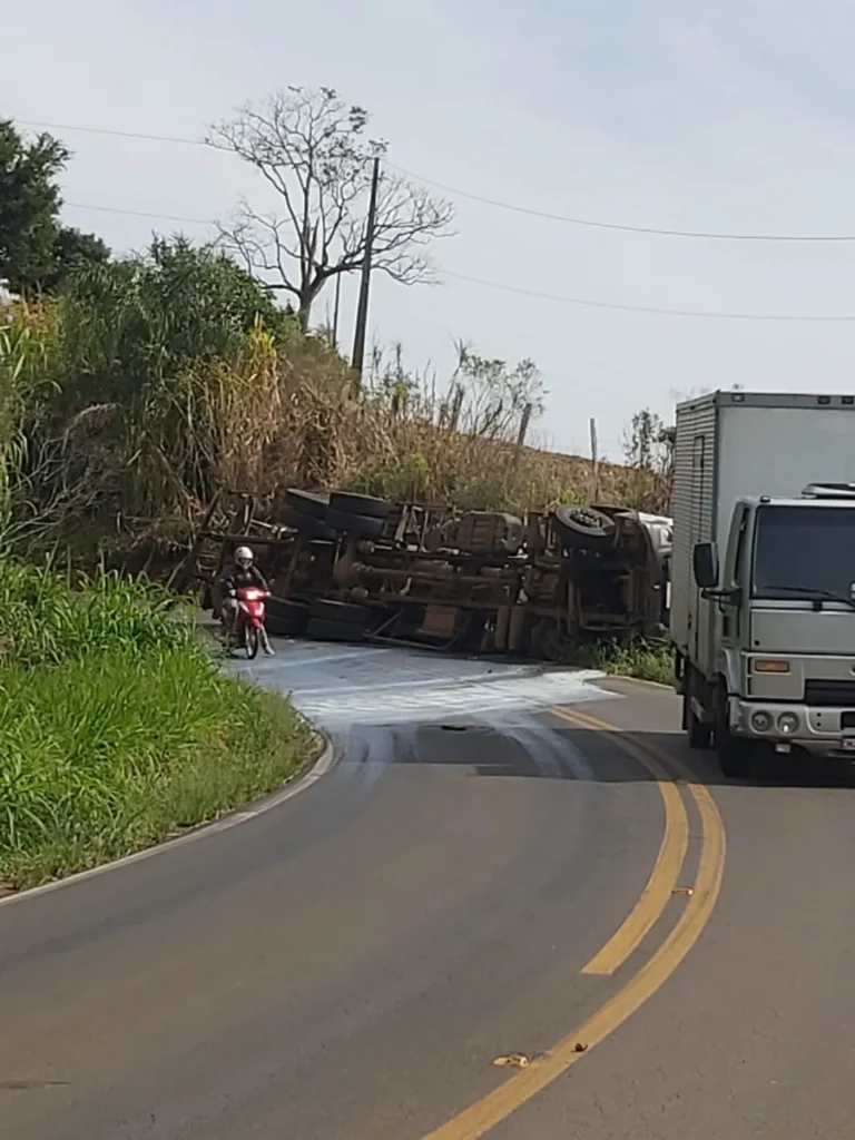 Caminhão leiteiro tomba na SC 155, em Xavantina