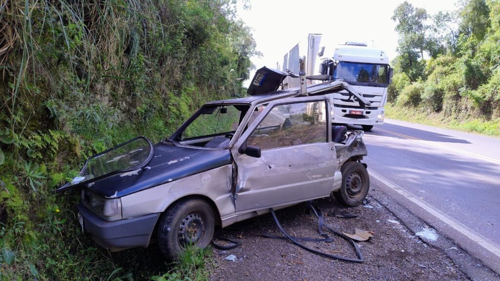Grave acidente envolve carro de Campos Novos e carreta de Joaçaba na BR-153