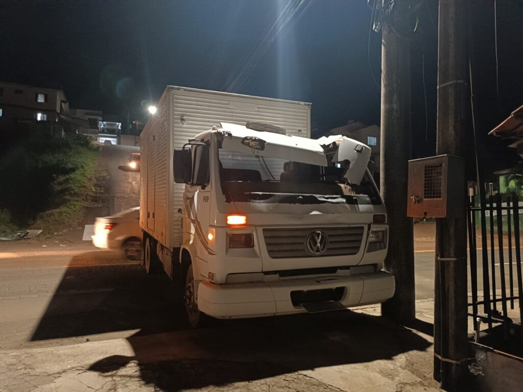 Colisão entre caminhões causa danos materiais no acesso ao bairro Guilherme Reich