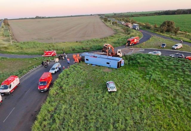 Capotamento de ônibus deixa 10 mortos e 18 feridos no interior de Minas Gerais