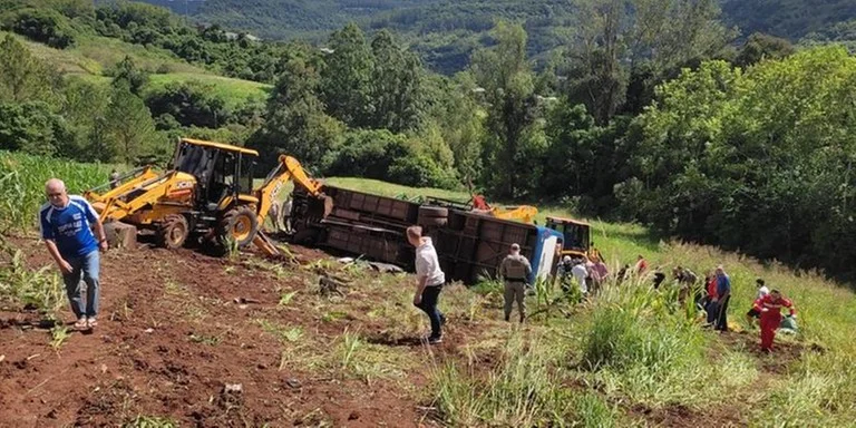 Acidente com ônibus da UFSM deixa ao menos 07 mortos no Vale do Taquari
