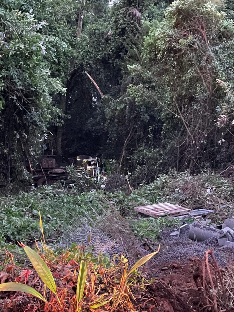 Caçamba desce ribanceira no interior de Concórdia