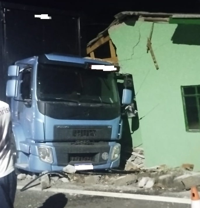 Caminhão desgovernado atinge casas e carro em Irani, mas ninguém se fere