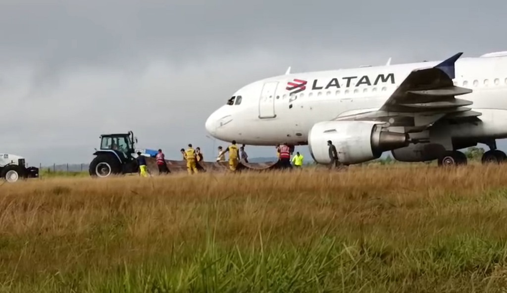 Avião da Latam é retirado do local onde saiu da pista em Chapecó