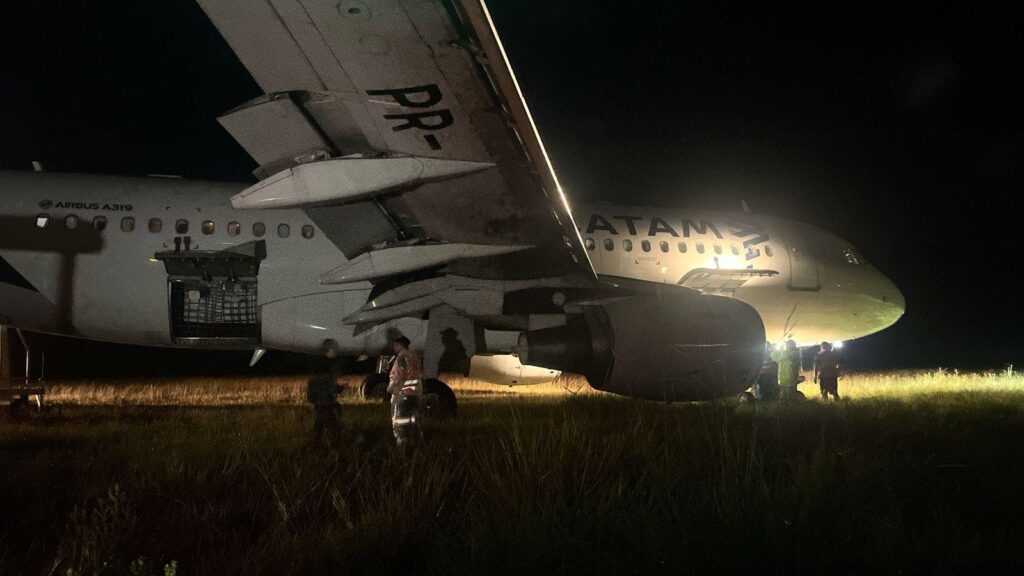 Avião da Latam sai da pista ao pousar em Chapecó