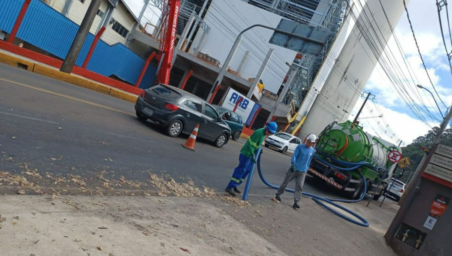 Derramamento de detritos gera transtornos e Prefeitura notifica empresa após grave incidente em Concórdia