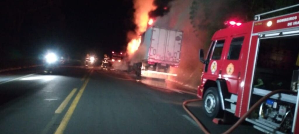 Incêndio destrói carreta entre Irani e Vargem Bonita; bombeiros atuam para conter chamas