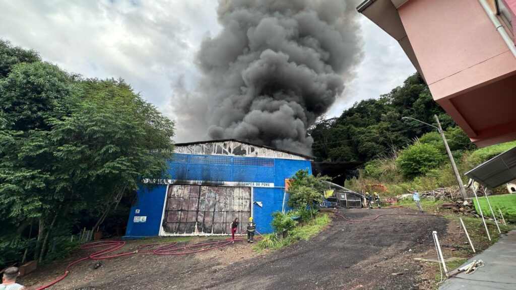 Incêndio destrói barracão da Vale Samba em Joaçaba