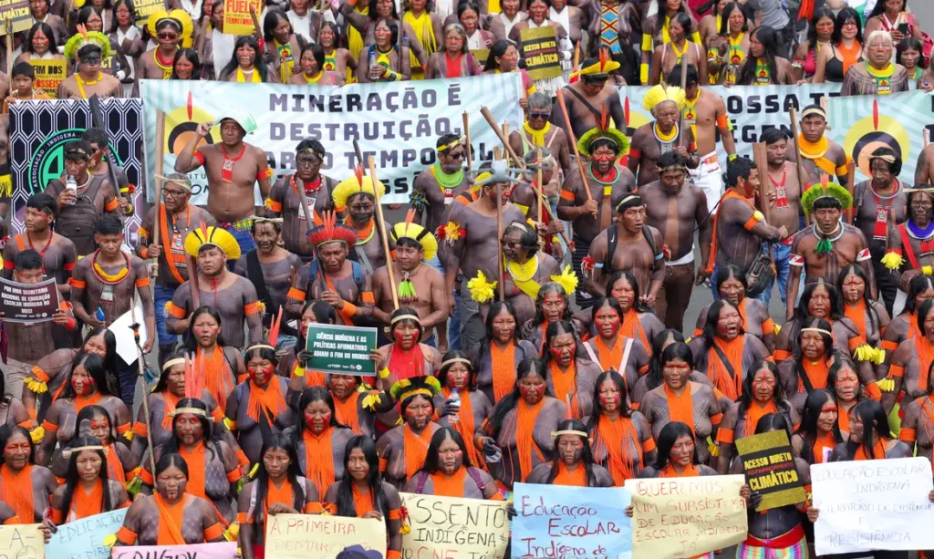 Milhares de indígenas marcham em Brasília em defesa de seus direitos