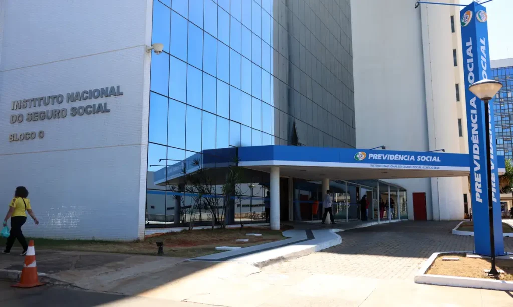 Governo antecipa 13º de aposentados do INSS para abril e maio