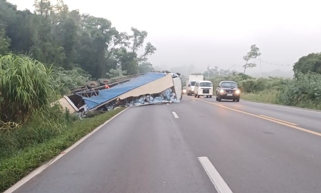 Caminhão carregado com garrafas de água tomba na BR-282 em Xanxerê