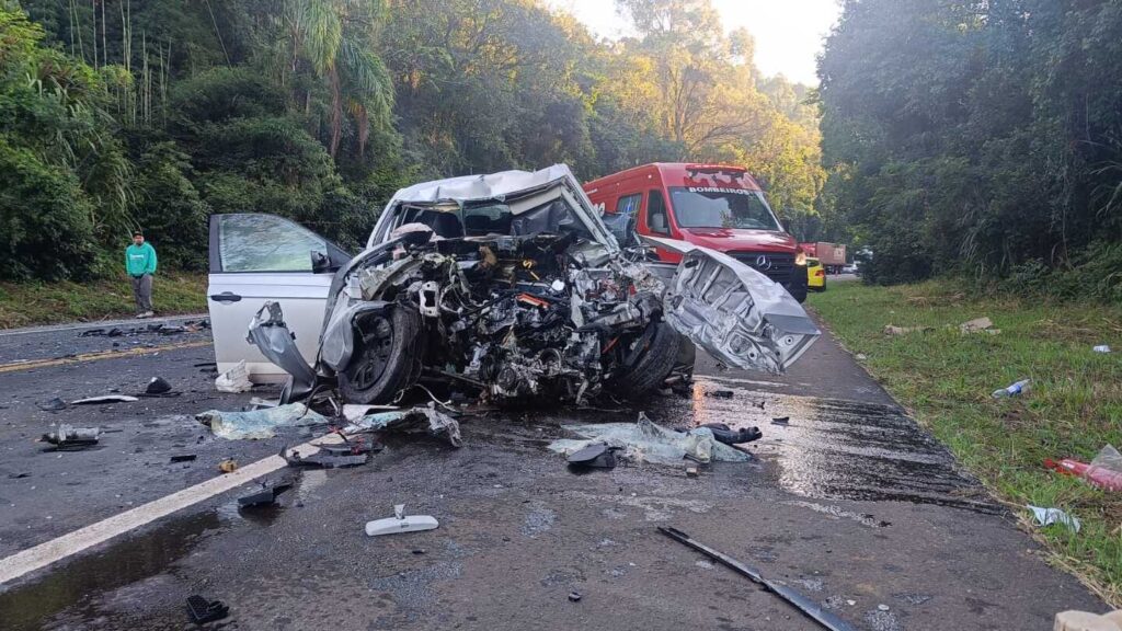 Motorista de 49 anos morre em batida frontal entre carro e carreta na BR-153