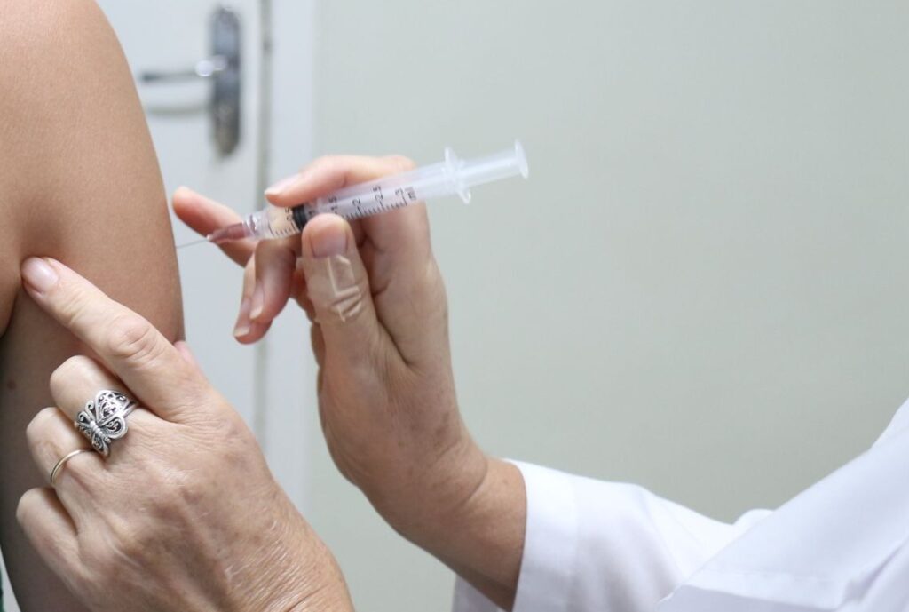 Internações por gripe crescem 20% em SC e mortes mais que dobram em 2025