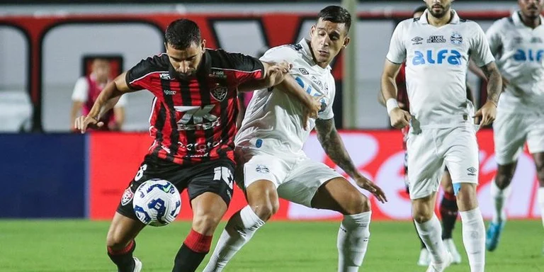 Grêmio cede empate para o Vitória e segue na zona do rebaixamento do Brasileirão