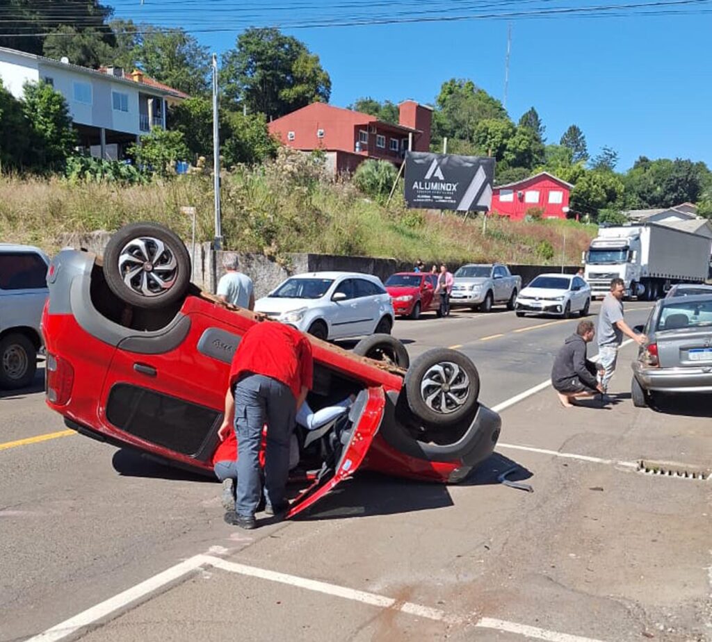 Capotamento deixa mulher ferida em Concórdia