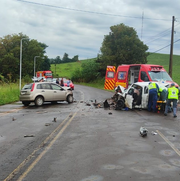Colisão entre dois carros em Palmitos deixa uma mulher morta e quatro feridos