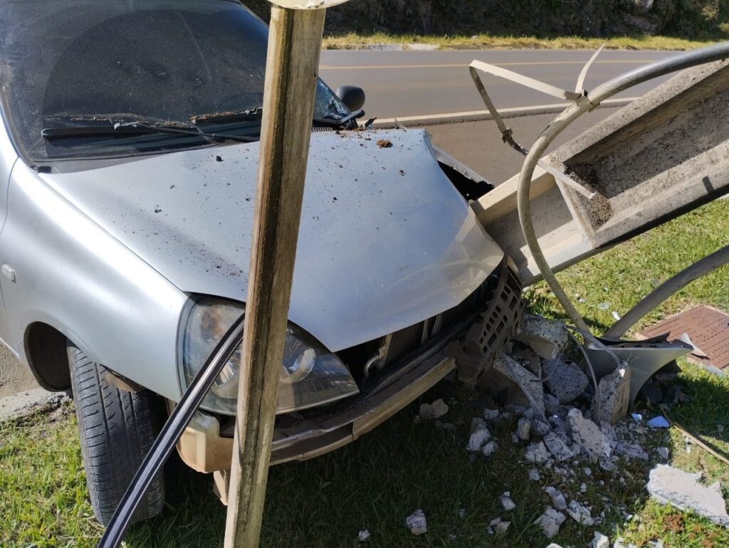 Carro derruba poste e deixa Bairro sem energia em Concórdia