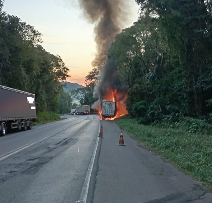 Bombeiros controlam incêndio em caminhão na BR 153 após quase 3 horas de trabalho