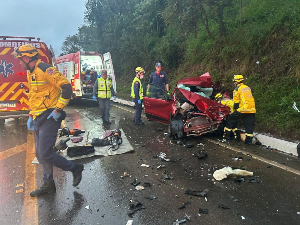 Batida frontal entre automóveis causa duas mortes na BR-282