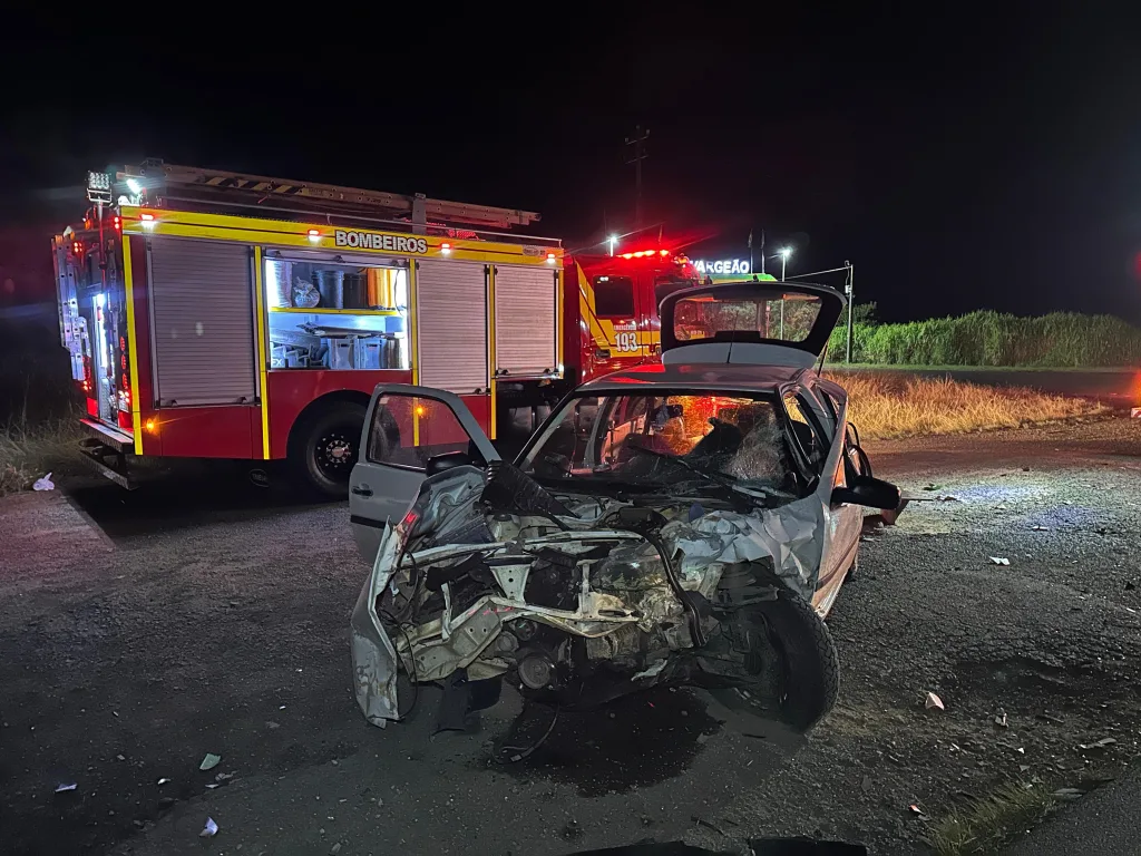 Carro e caminhão colidem na BR-282 em Vargeão