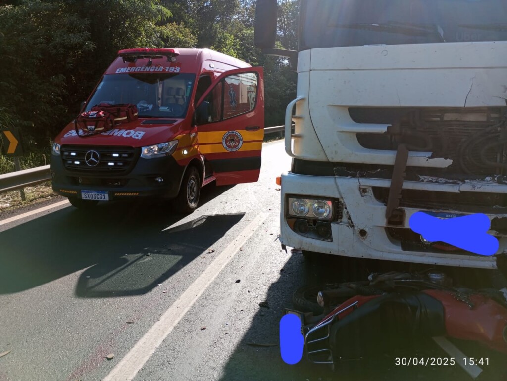 Motociclista morre em colisão frontal com carreta na BR-282