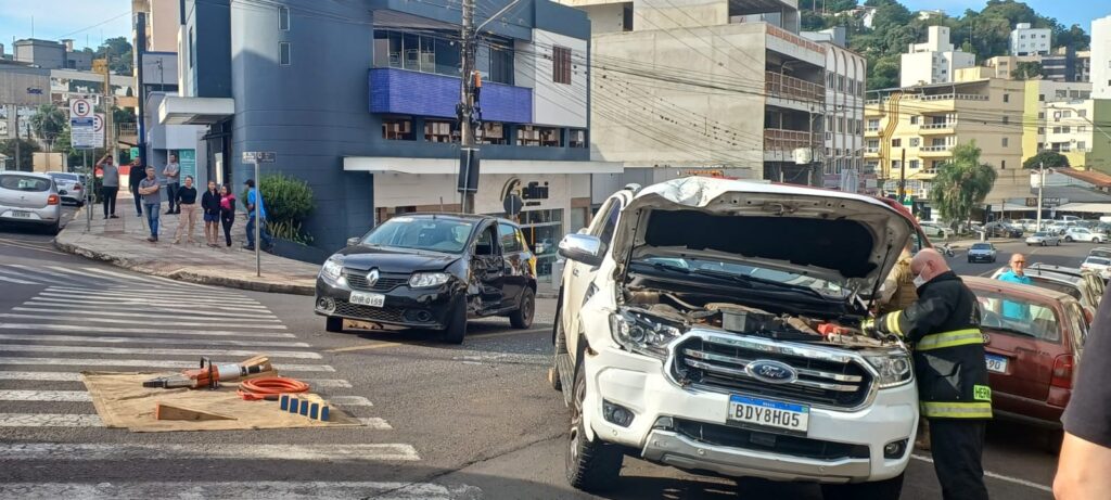 Acidente entre caminhonete e carro mobiliza socorristas no centro de Concórdia