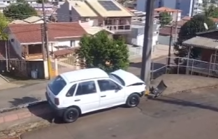 Veículo colide contra poste em Concórdia