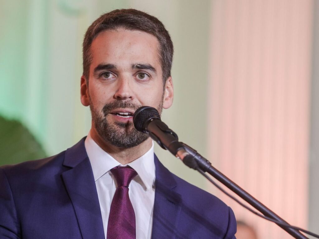 Governador do RS, Eduardo Leite, descarta suspeita de infecção humana por gripe aviária