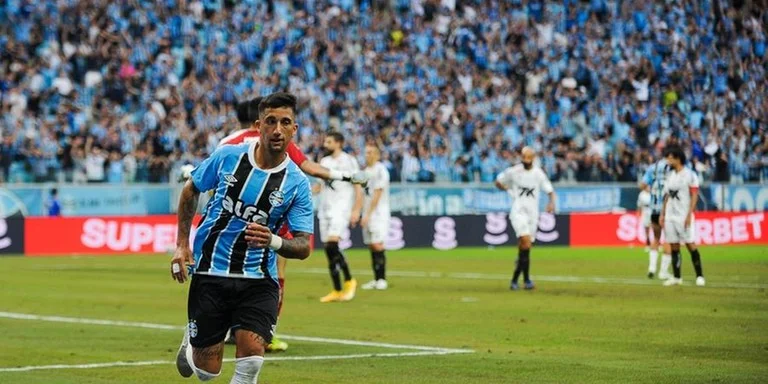 Grêmio vence em casa e deixa a zona do rebaixamento