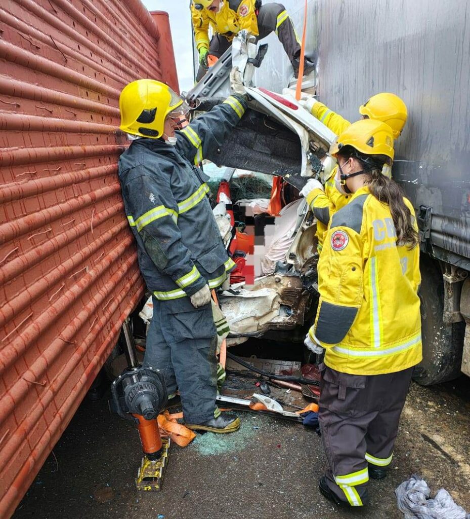 Carro fica irreconhecível após ser prensado por caminhões, mas motorista sobrevive