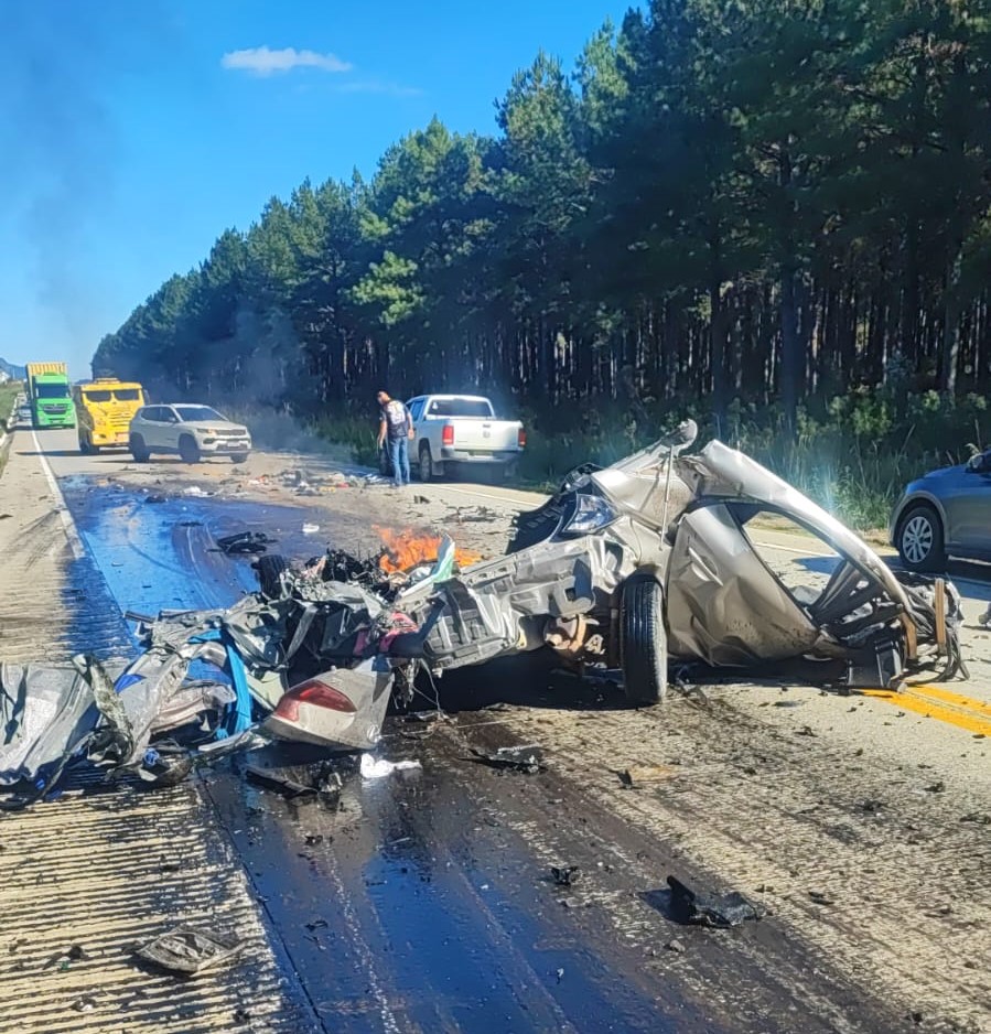 Carro pega fogo ao bater contra caminhão e motorista morre na SC-114