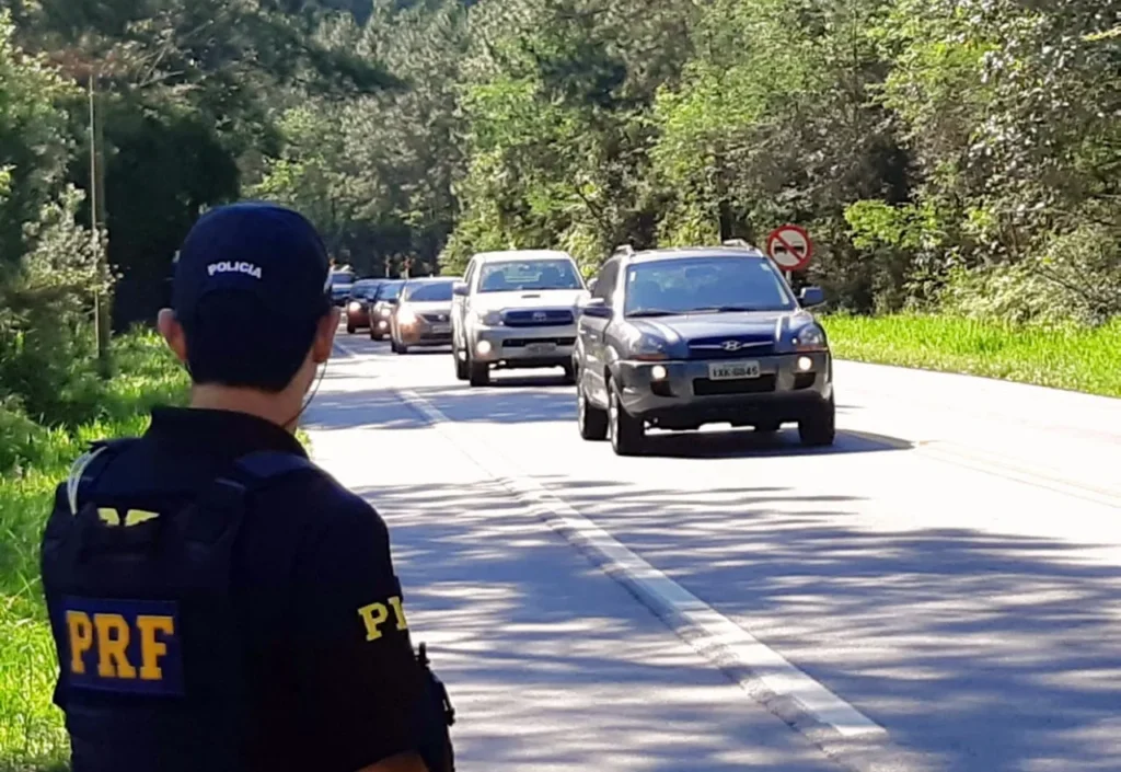 PRF reforça fiscalização nas rodovias federais durante feriado do Dia do Trabalhador