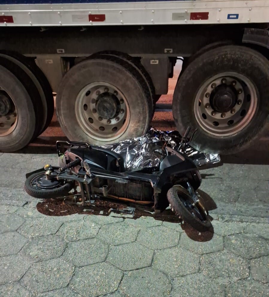 Scooter elétrica bate contra rodado de carreta e adolescente de 14 anos morre