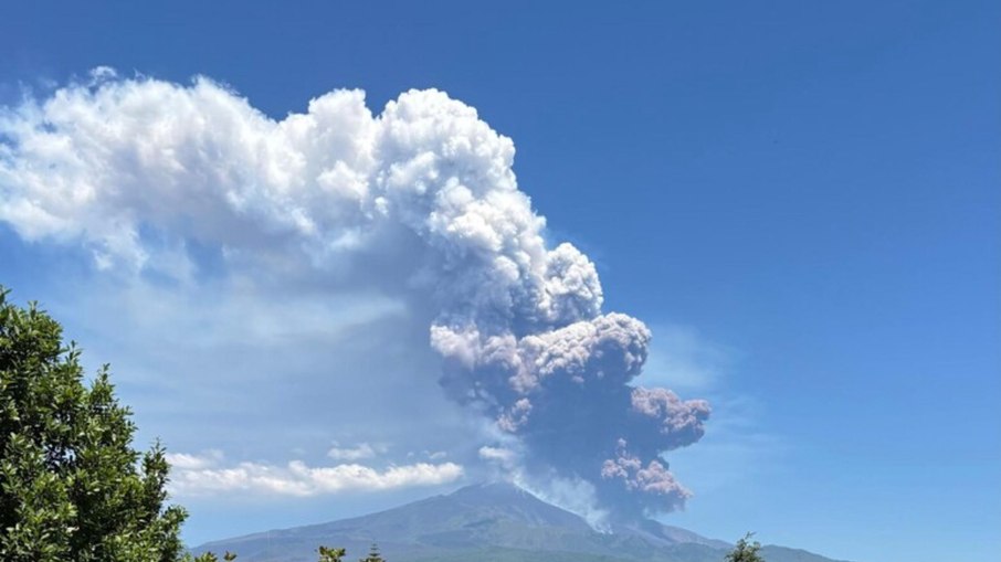 Vulcão Etna entra em erupção e cria nuvens de fumaça sobre a Sicília