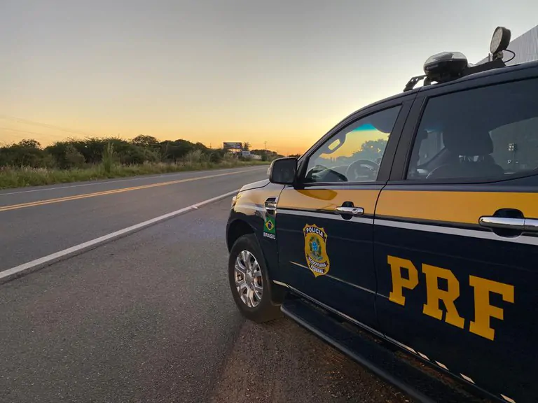 PRF prende motorista de caminhão com mandado de prisão ativo