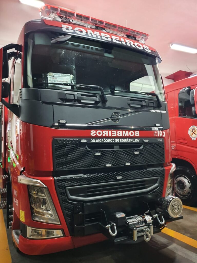 Incêndio atinge veículo no interior de Concórdia e deixa idosa ferida