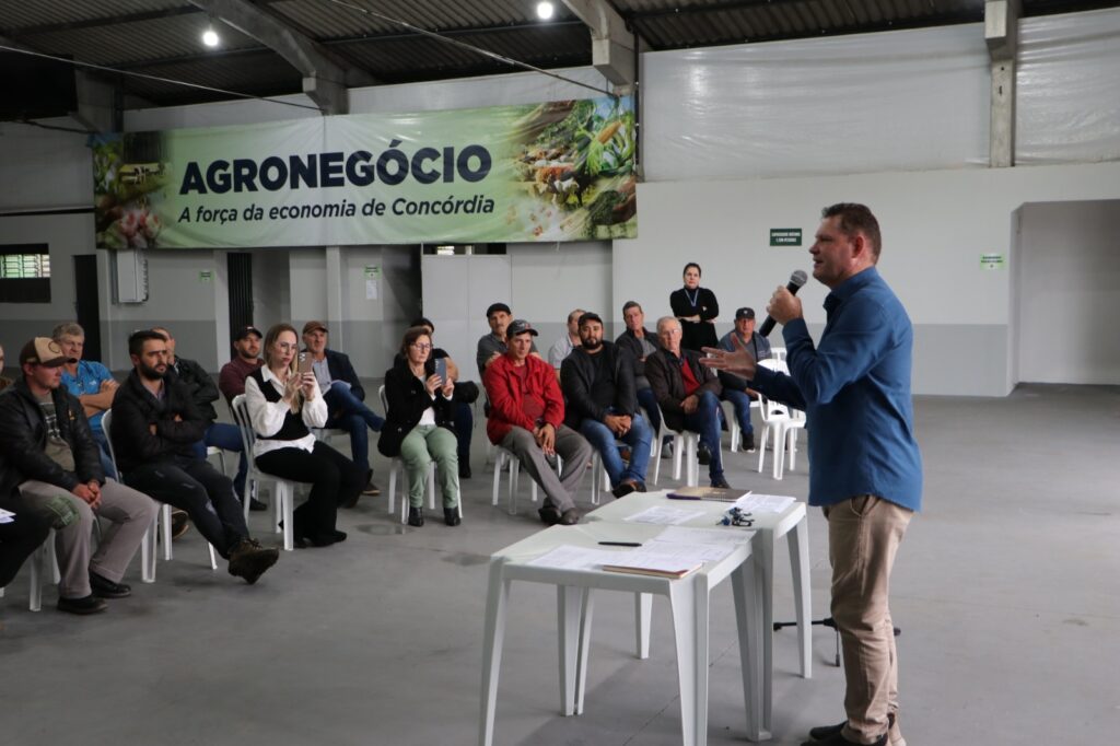 Prefeitura repassa R$ 500 mil às associações do interior e entrega tratores e equipamentos