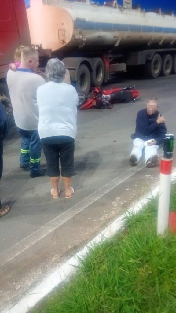 Motociclista de 53 anos fica ferido em colisão com carreta na BR-153, em Concórdia