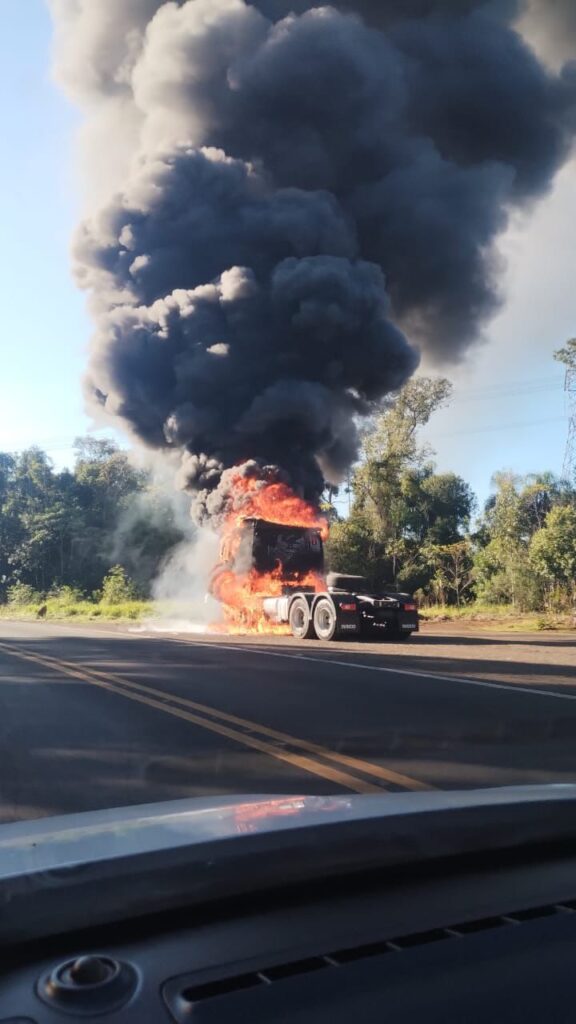 Caminhão destruído pelo fogo na BR-153 em Concórdia