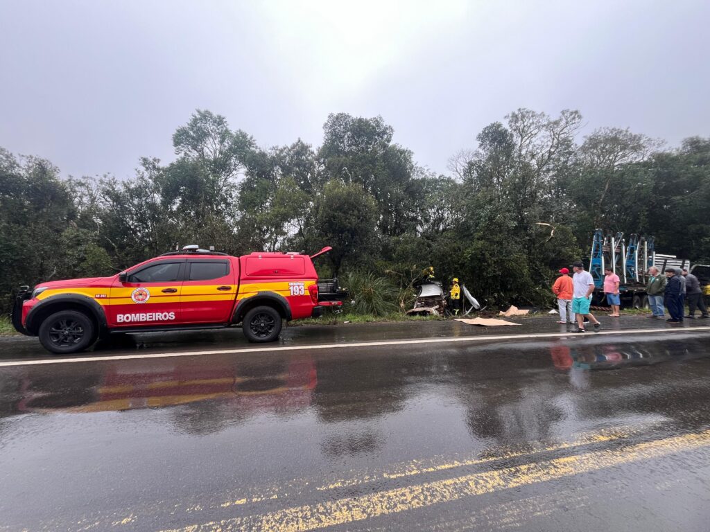 Tragédia na BR-470: colisão frontal entre carro e caminhão deixa três mortos e um ferido
