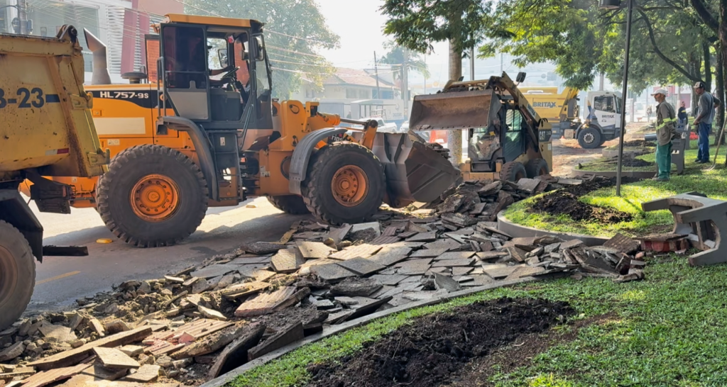 Obras de revitalização na calçada da Praça Dogelo Goss em Concórdia