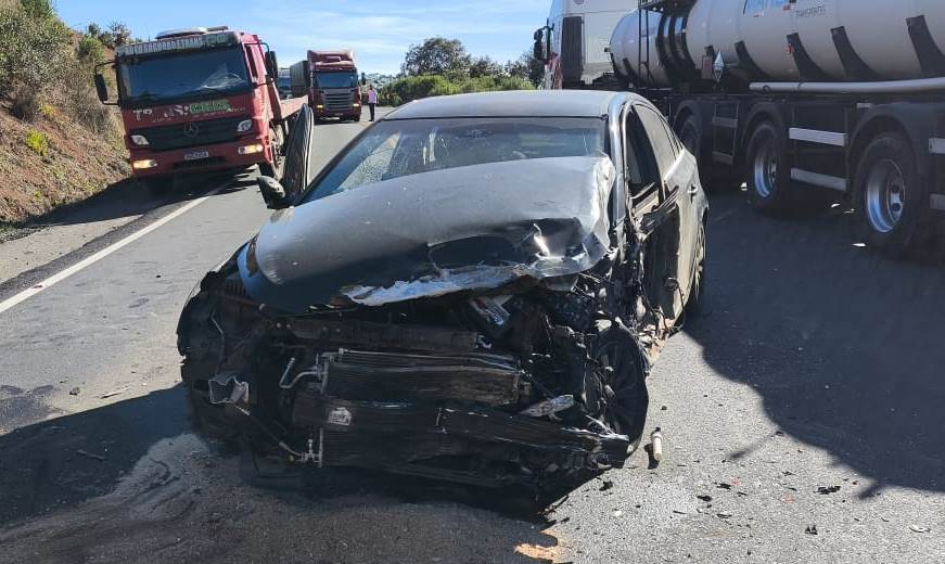 Acidente entre carros deixa feridos em Ponte Serrada