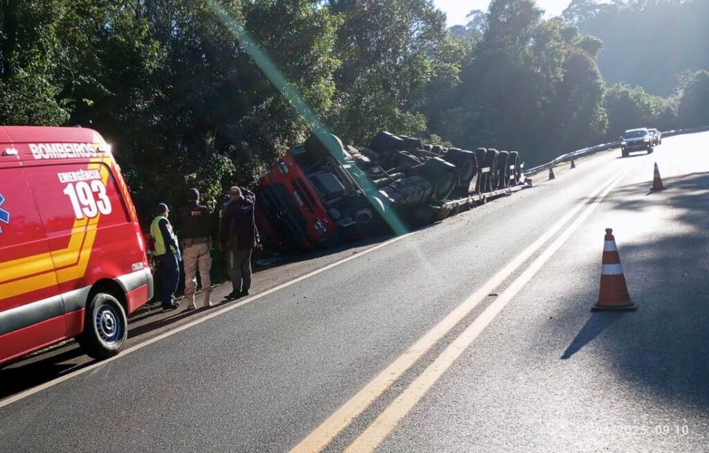 Motorista sai ileso de capotamento de carreta na BR-282