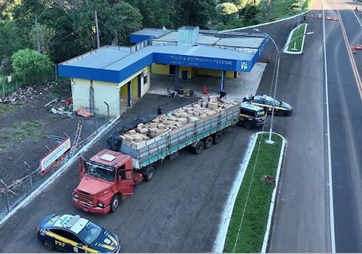 PRF de Concórdia apreende carreta com carga de produtos chineses