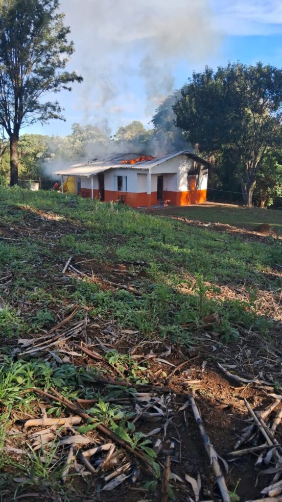 Residência é destruída pelo fogo no interior do município de Jaborá