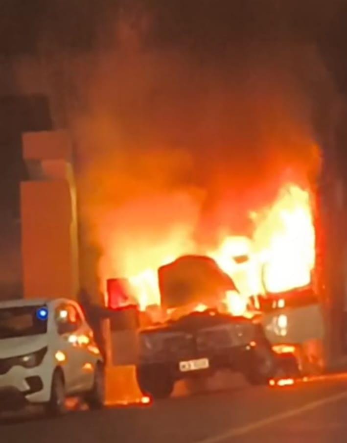 Veículo é destruído pelo fogo na área central de Conco