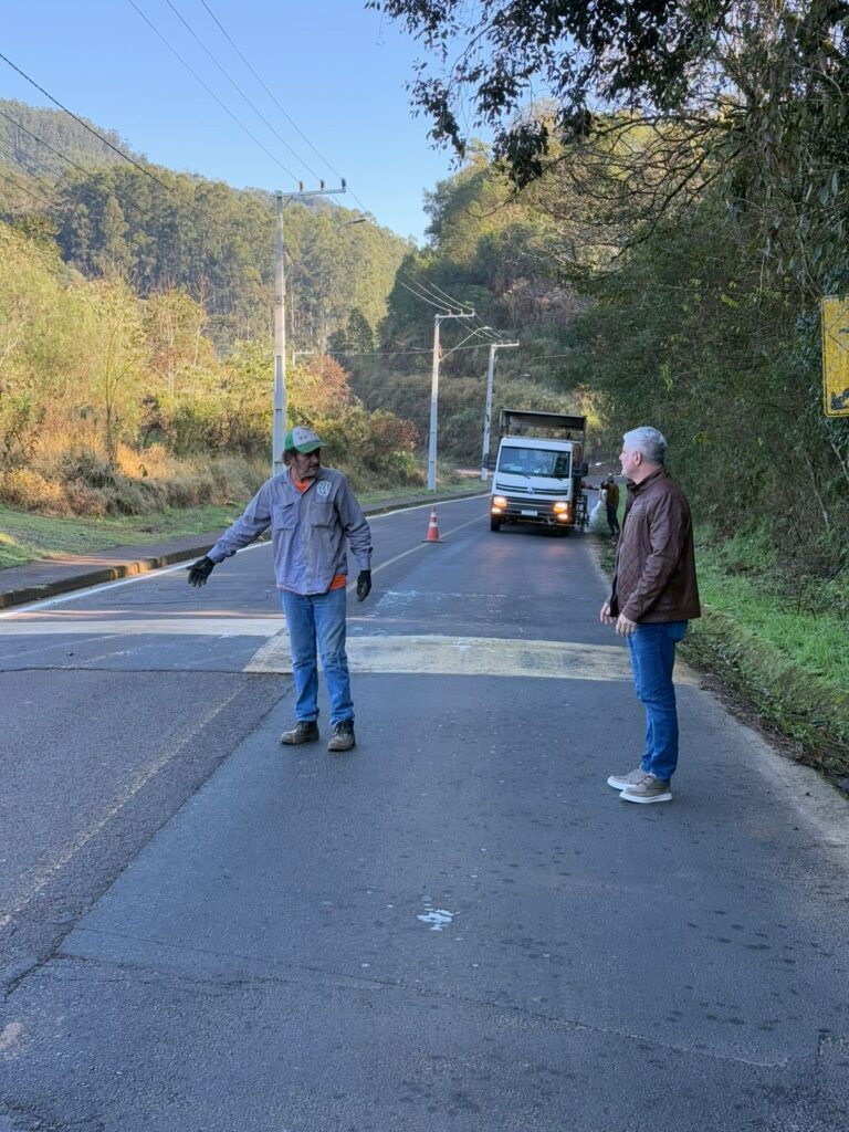 Pintura de sinalização leva mais segurança ao acesso entre o bairro Sintrial e Presidente Kennedy