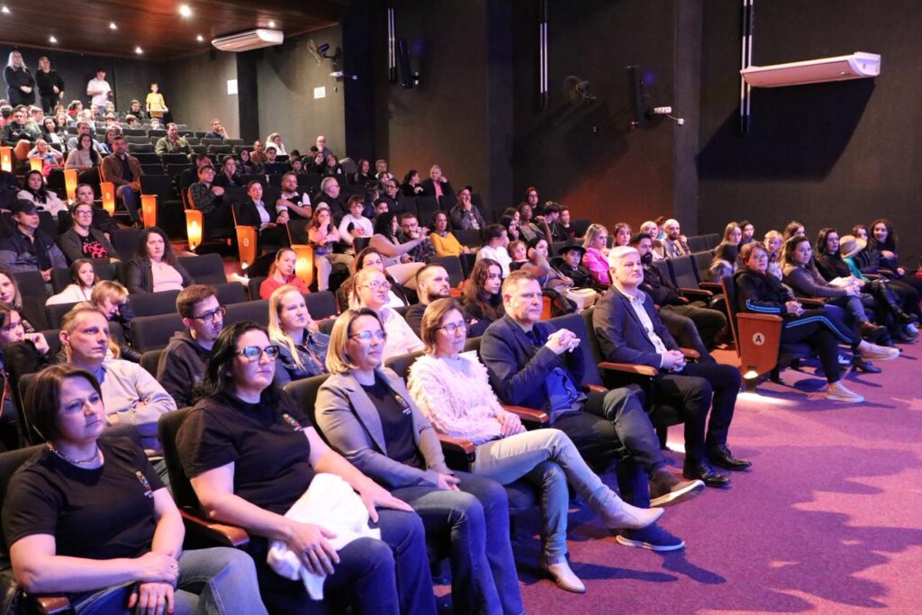 Alunos mostram suas habilidades na primeira noite do Show de Talentos
