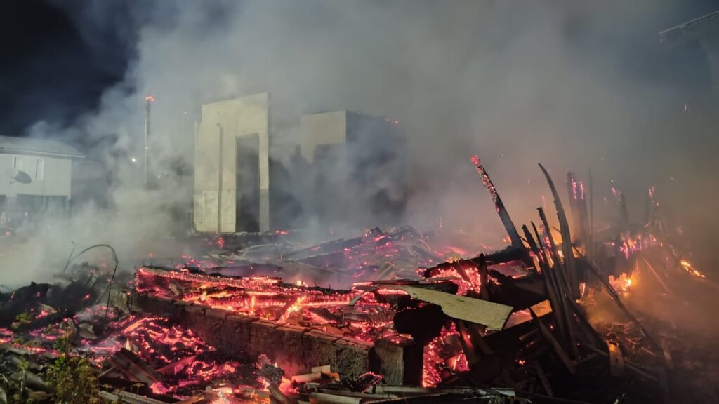 Casa é destruída pelas chamas na área central do município de Irani